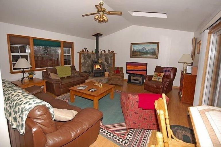Living area, 1209 Golden Bear 3 Bedroom Home by RedAwning, El Dorado