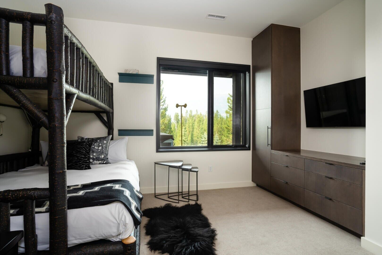 Room 5, 12a Treeline 5 Bedroom Townhouse by Moonlight Basin Lodging, Madison