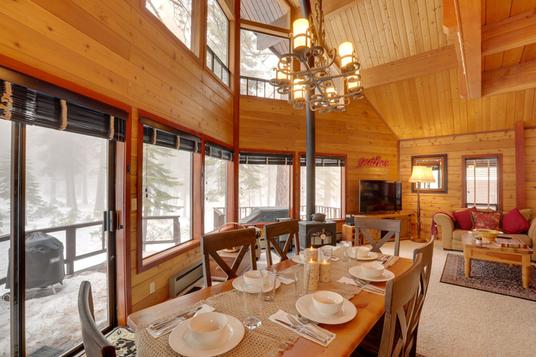 Food & Drinks, 2 Mi to Northstar Resort: Idyllic Cabin w/ Shuttle, Placer