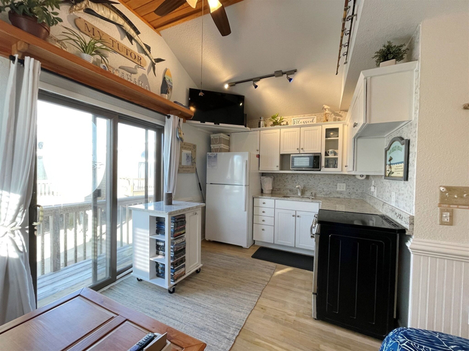 Private kitchen 5, 13 Dry Dock Studio Bedroom Condo by RedAwning, Dare