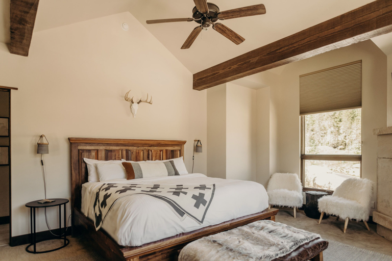 Room 5, River's Edge 4 Bedroom Home by RedAwning, Summit