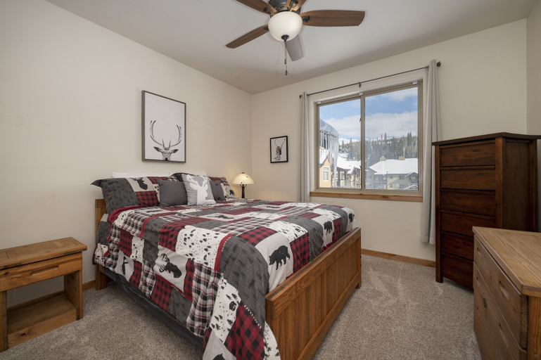 Room 3, Trailhead Lodge One Bedroom 801 Condo by RedAwning, Grand