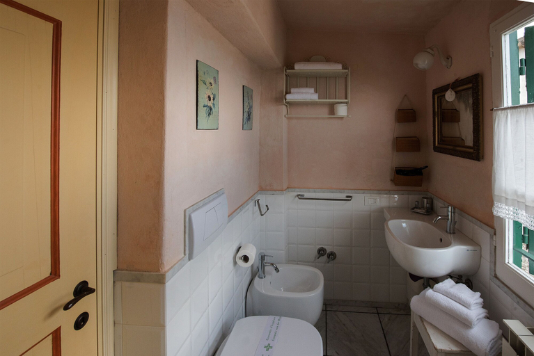 Bathroom 4, Corte Paganini, La Spezia