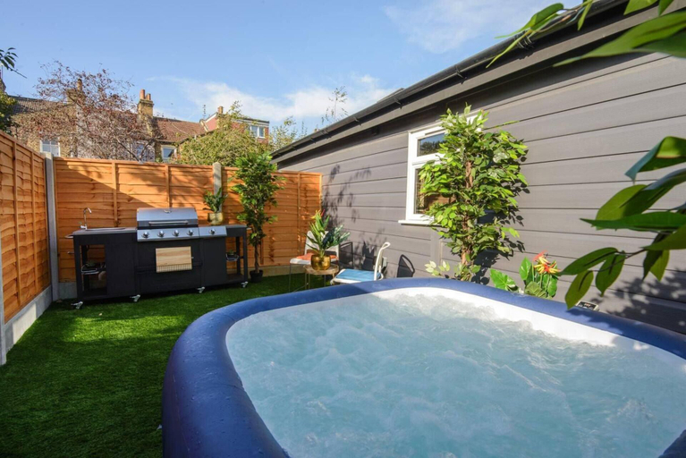 Sport & Beauty 4, Luxury Versace Sleeps10, Hottub, Pool Table, Skytv, London