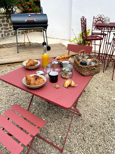Food & Drinks 5, Villa Hyper Centre Le Blanc Type Hotel Entree Autonome Spa et Nuit en brenne, Indre