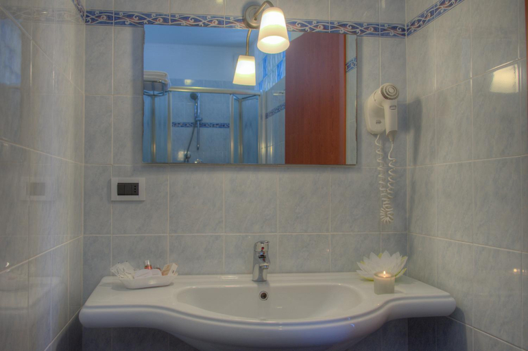 Bathroom 3, Hotel Noris, Savona