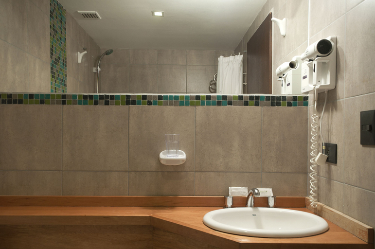Bathroom 3, Belgrano Decks Rental Apartments, Bariloche