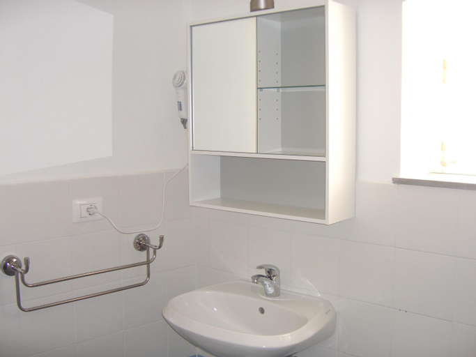 Bathroom 10