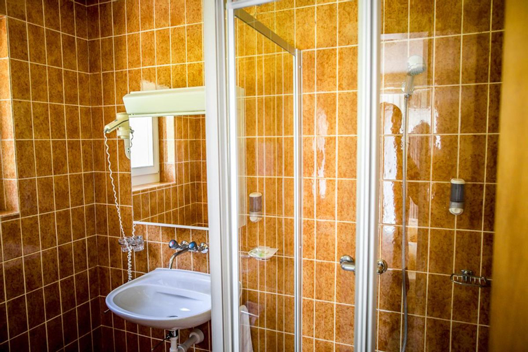 Bedroom 3, Hotel Alpenhof, Obwalden