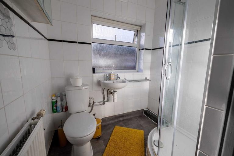 Bathroom 2, Beautiful 2-bed Apartment in Dartford, London
