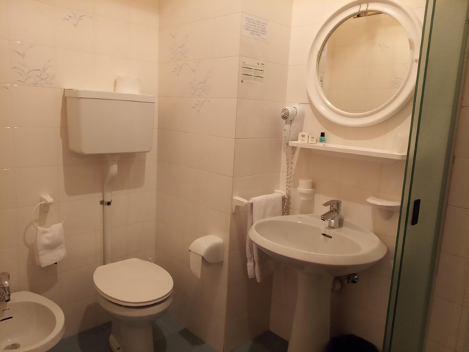 Bathroom 4, Adele, Sondrio