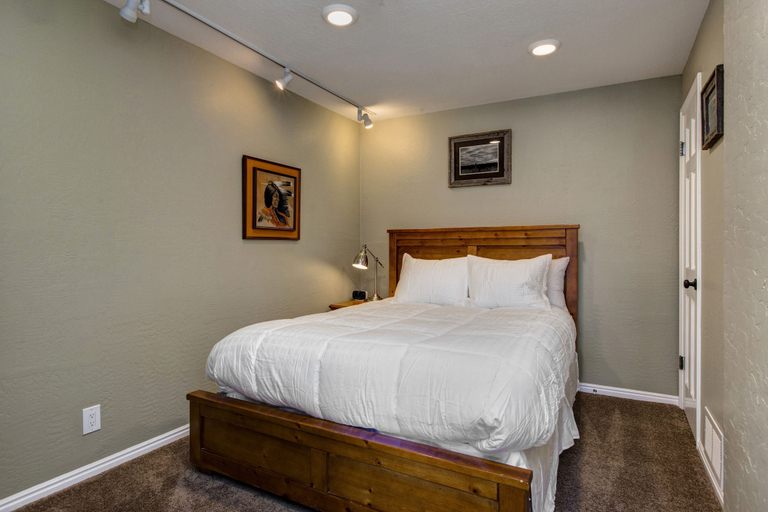 Room 3, Quitting Time 3 Bedroom Condo by RedAwning, Summit