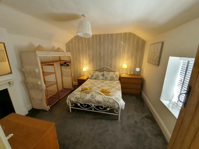 Bedroom 2, Charming 5-bed Cottage in Old Sodbury Bristol, South Gloucestershire