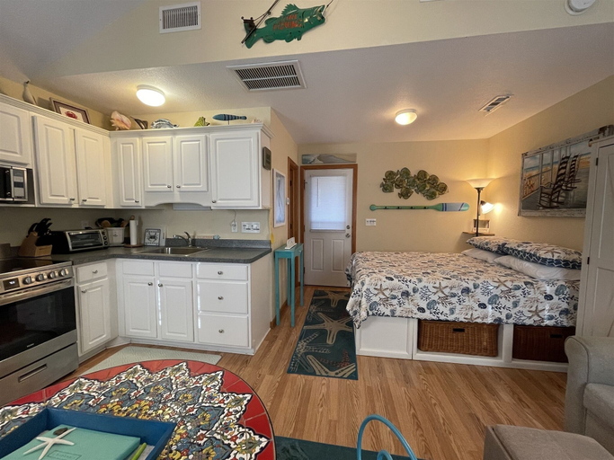 Private kitchen 2, 7 Safe Harbor Studio Bedroom Condo by RedAwning, Dare