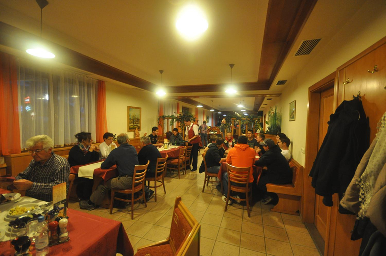 Food & Drinks 5, Denis Panzio es Etterem, Lenti