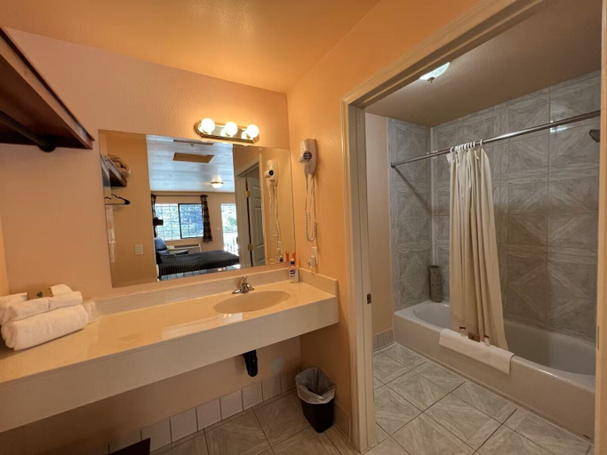 Bathroom 3, Frazier View Motel, Kern
