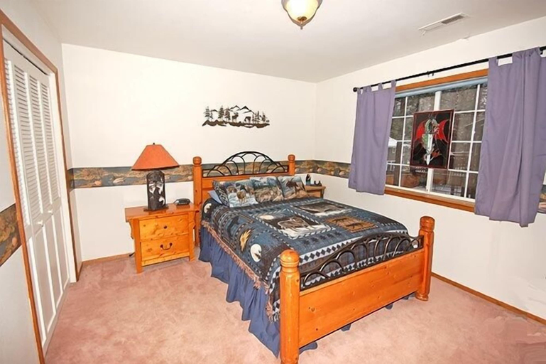 Room 2, 1209 Golden Bear 3 Bedroom Home by RedAwning, El Dorado