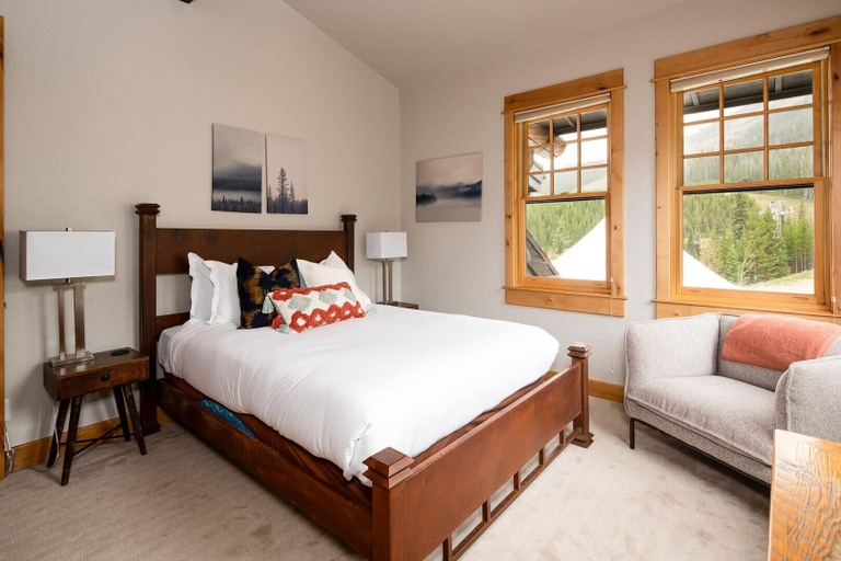 Room 5, Penthouse 1 3 Bedroom Lodge by Moonlight Basin Lodging, Madison