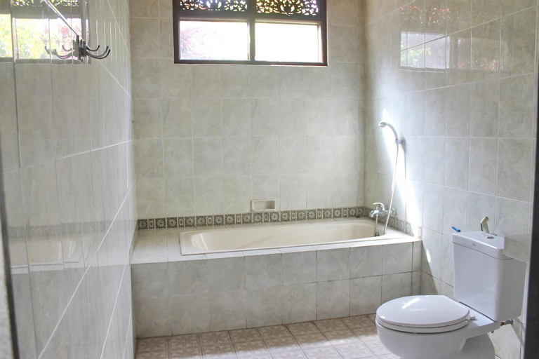 Bathroom 16