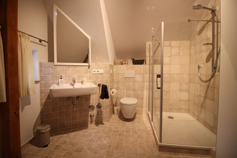 Bathroom 3, Hofreite, Bergstraße