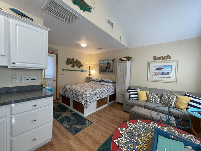 Room 3, 7 Safe Harbor Studio Bedroom Condo by RedAwning, Dare