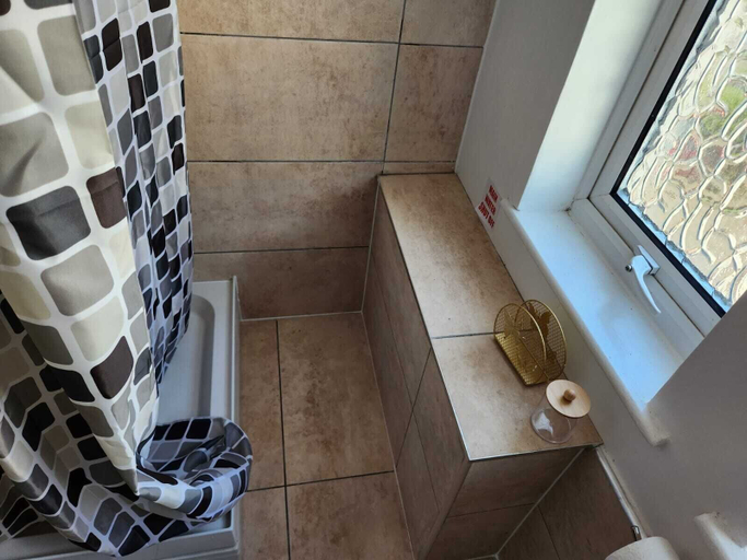 Bathroom 2, Studio in Greenhithe, Kent
