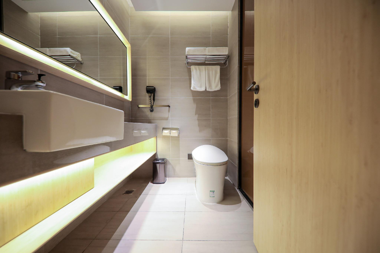 Bathroom 4, Ji Hotel Qingdao Dengzhou Road Beer Street, Qingdao