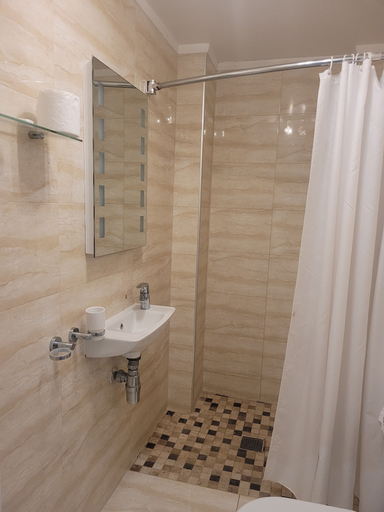 Bathroom 5, George Hotel, London