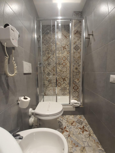 Bathroom 4, Il Romitello, Rome