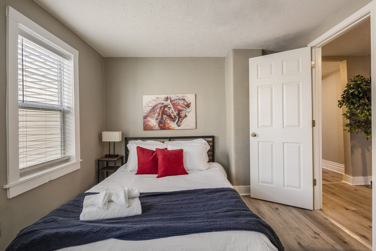 Room 3, Newly renovated 4BR CozySuites, Jefferson