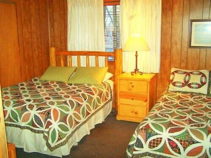 Bedroom 3, Golden Bear Cottages, San Bernardino
