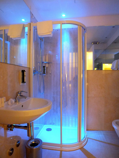Bathroom 4, Hotel Leone, Venezia