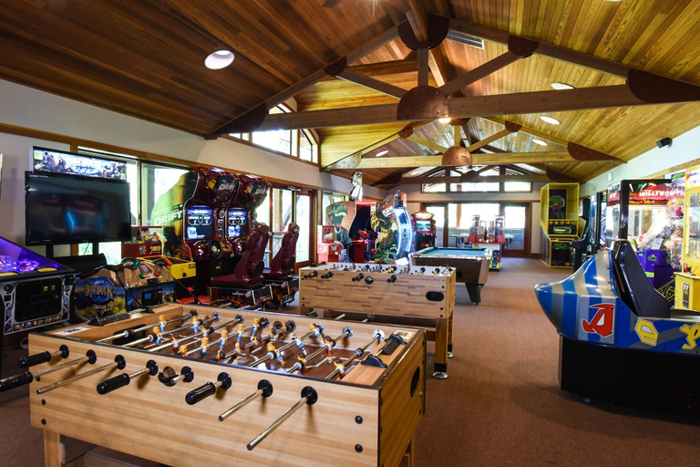 Game room, Gold Bend 5022, Placer