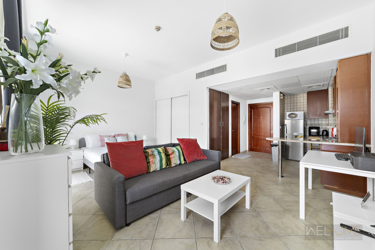 Living area 2, WelHome - Stylish Studio with Park Views in Regent House 2, Dubai