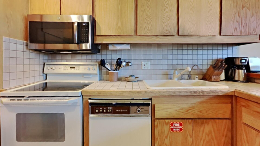 Private kitchen 2, 1849 Condos 631 4 Bedroom Home by RedAwning, Mono