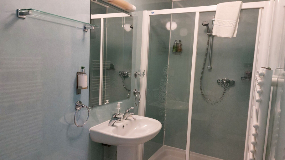 Bathroom 5, The Southcliff, Pembrokeshire