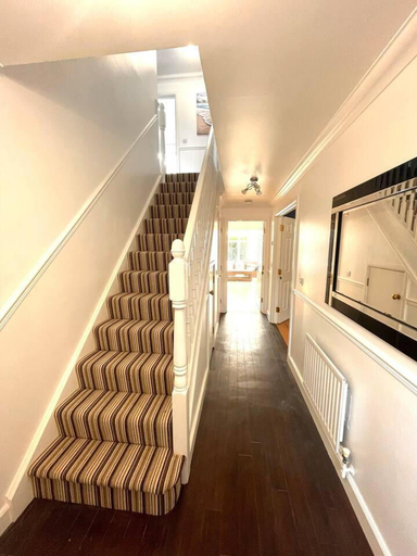 Others, Remarkable 5-bed House in Horley, Surrey