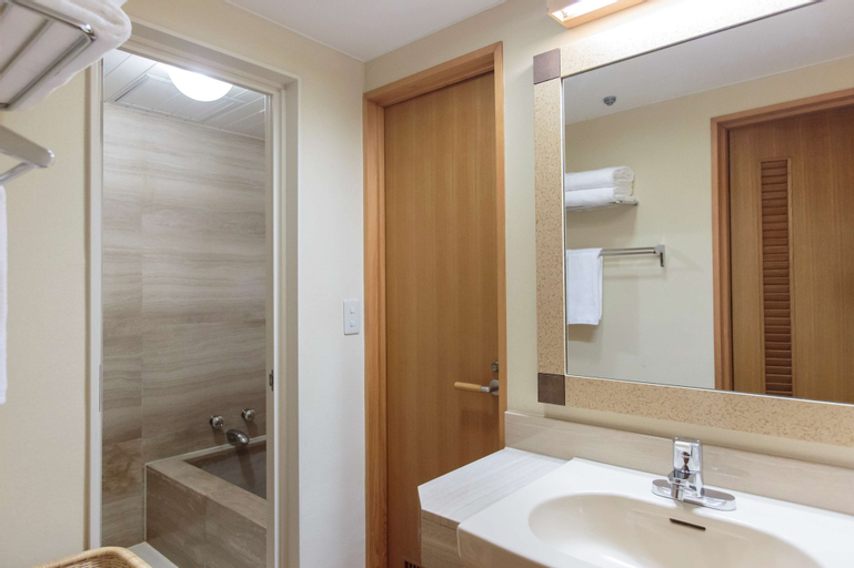 Bedroom 5, DoubleTree by Hilton Naha Shuri Castle, Naha