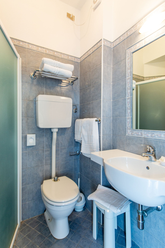 Bathroom 4, Hotel Raffaello, Rimini
