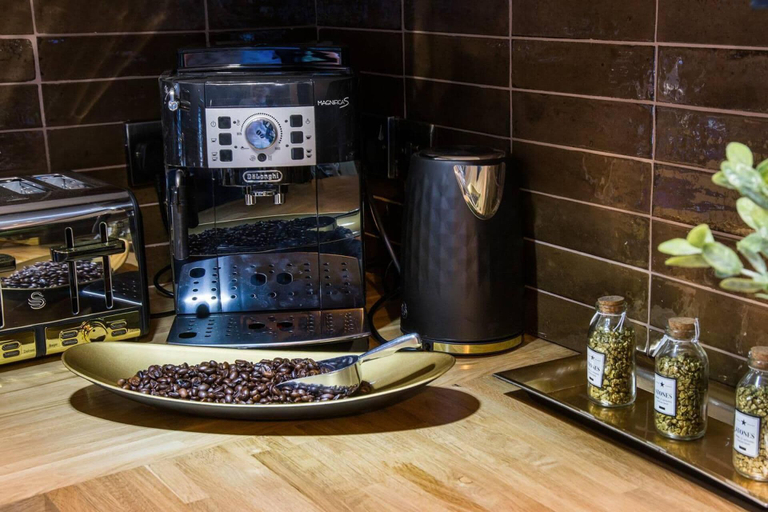 Food & Drinks 5, Luxury Versace Sleeps10, Hottub, Pool Table, Skytv, London