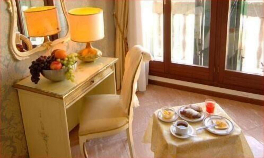Others 5, Hotel Canal, Venezia
