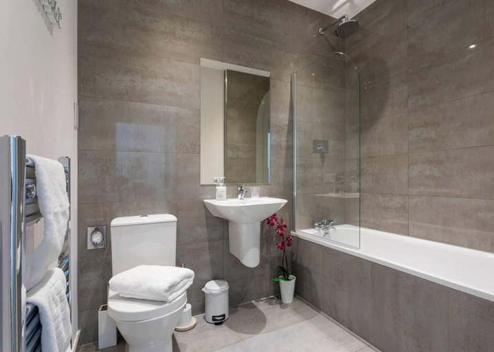Bathroom, Castle Haven Apartment, Redhill, Surrey