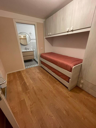Room 5, La Casa di Andrea Sleeps 5 With Parking, Catania