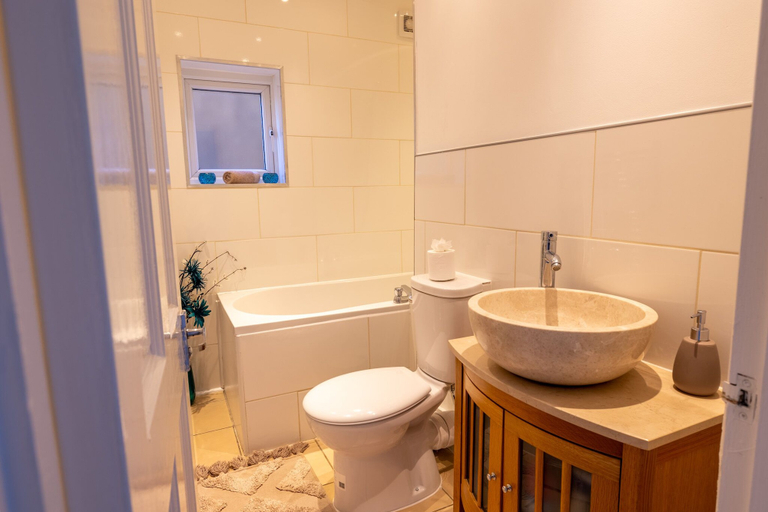 Bathroom 2, Captivating 4-bed House in Dartford, Kent