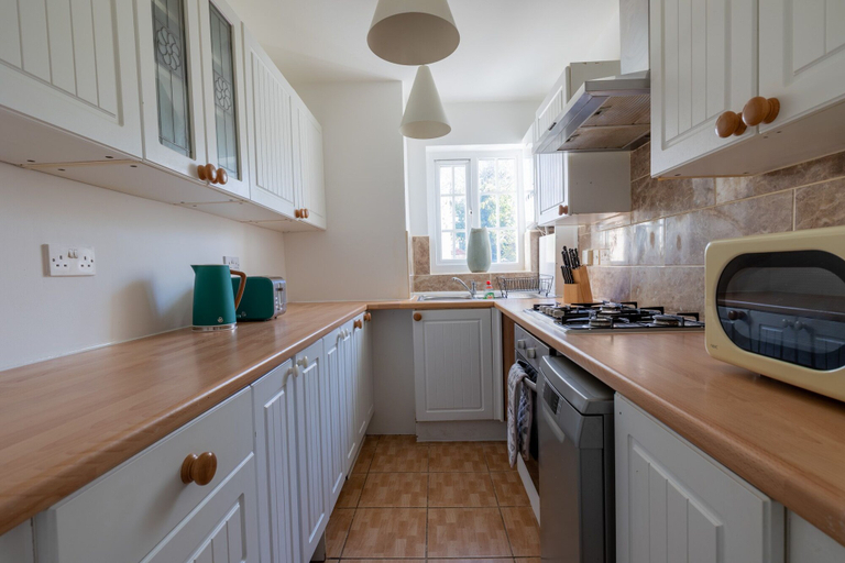 Others 5, Captivating 4-bed House in Dartford, Kent