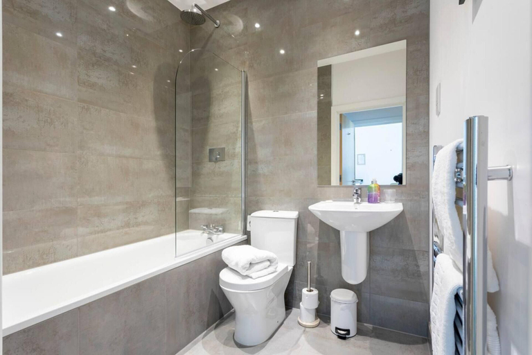 Bathroom, Belfry Quarters Sleeps 2 Free Wifi, Surrey