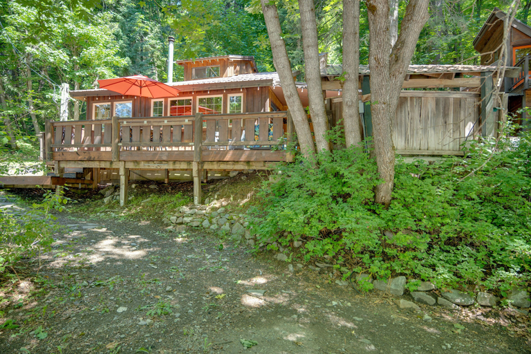 Exterior & Views 1, Leavenworth Cabin w/ Private Hot Tub!, Chelan