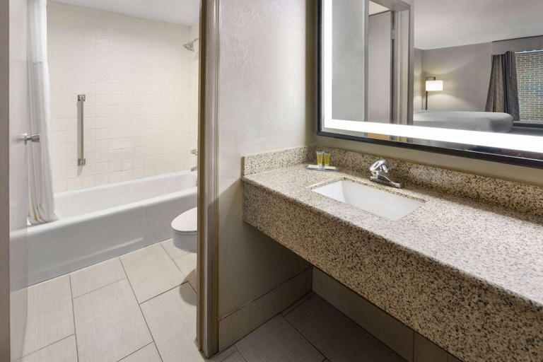 Bathroom 5, Days Inn by Wyndham Forsyth, Monroe