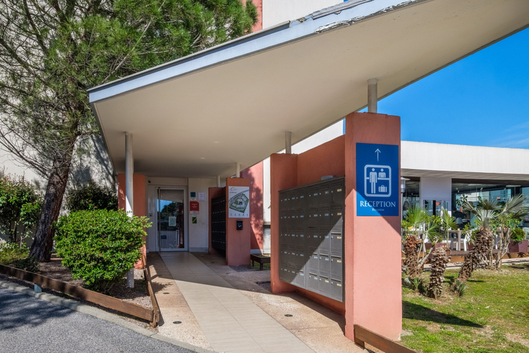 Exterior & Views 2, Comfort Aparthotel Antibes Le Maestria, Alpes-Maritimes