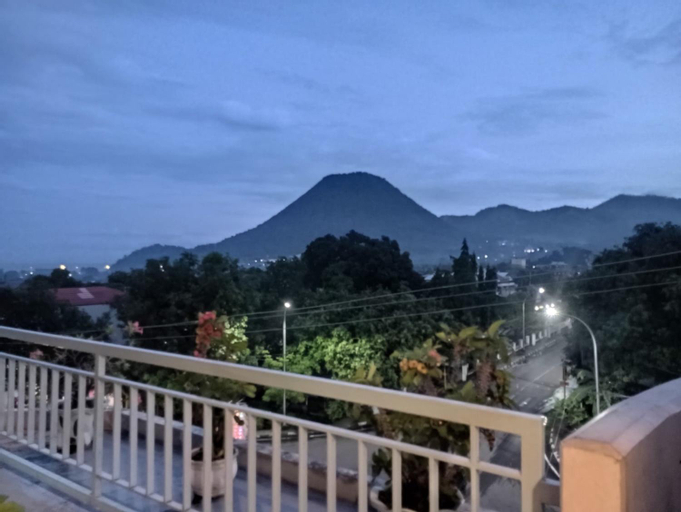 Exterior & Views 8